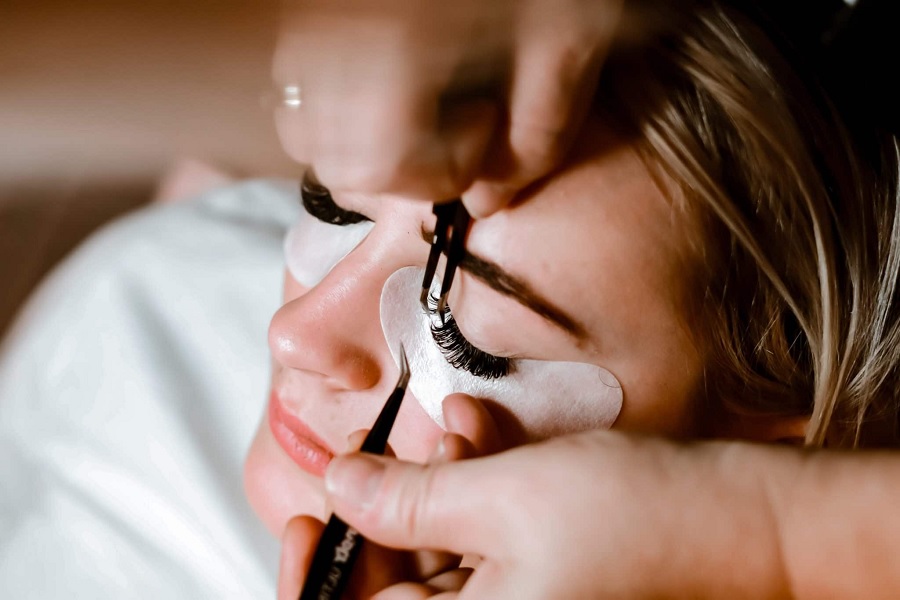 A Guide to Starting a Successful Eyelash Extensions Business